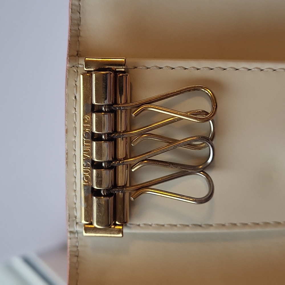 Louis Vuitton - Picture 5 of 5